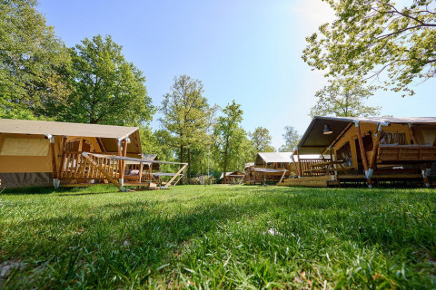 Safari-Zelte mit Holzveranda bei Villatent Compact + Sanitär im Recreatiepark de Lucht, Niederlande.