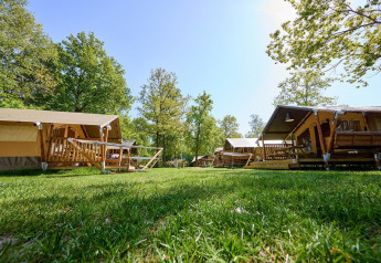 Safari tents with wooden decks at Villatent Compact + sanitary in Recreatiepark de Lucht, Netherlands.