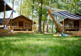 Safari-Zelt Villatent Compact + Sanitär im Recreatiepark de Lucht, Niederlande, mitten im Grünen.