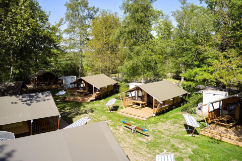 Vue aérienne des tentes safari Villatent Compact avec sanitaires au Recreatiepark de Lucht, aux Pays-Bas.