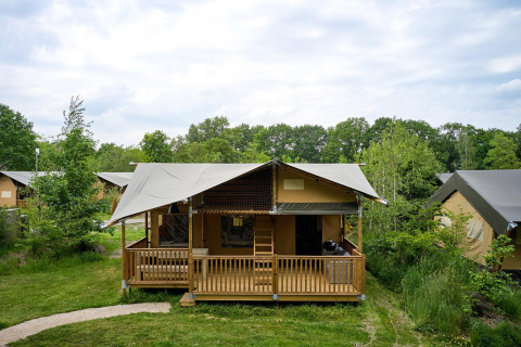 Safari tent Villatent Ranger at Vakantiepark Sallandshoeve in the Netherlands, set in green nature.