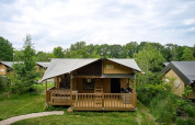 Tenda safari Villatent Ranger presso Vakantiepark Sallandshoeve nei Paesi Bassi, immersa nel verde.