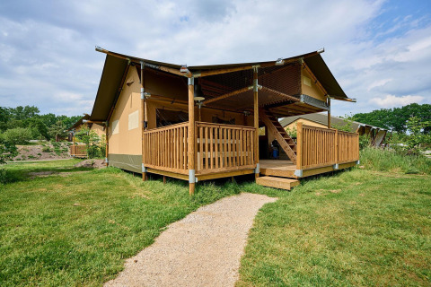 Tenda safari Villatent Ranger al Vakantiepark Sallandshoeve nei Paesi Bassi, vista esterna in giornata di sole.