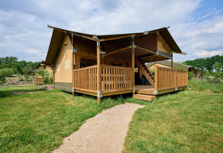 Tenda safari Villatent Ranger al Vakantiepark Sallandshoeve nei Paesi Bassi, vista esterna in giornata di sole.