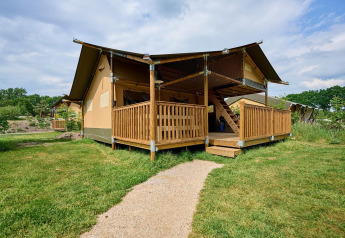 Tenda safari Villatent Ranger al Vakantiepark Sallandshoeve nei Paesi Bassi, vista esterna in giornata di sole.