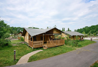 Safari tents with porches at Villatent Ranger, Vakantiepark Sallandshoeve, Netherlands, surrounded by greenery.