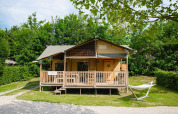 Tienda safari Villatent Ranger en Camping 't Geuldal, Países Bajos, con porche y hamaca en el jardín.