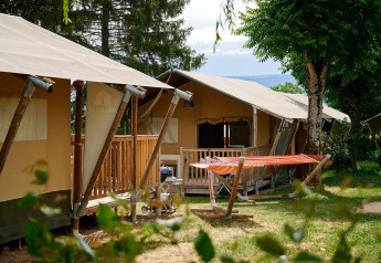 Safari tenten Villatent Nomad met veranda en hangmat op Camping Le Coin Tranquille in Frankrijk.