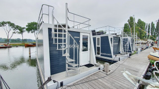 Casa flotante moderna en Harbour Lodge Amsterdam, Marina Parcs, Países Bajos, junto al muelle