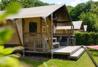 Tenda safari Villatent Nomad con veranda e zona relax presso Camping 't Geuldal nei Paesi Bassi.