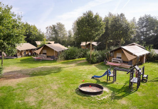 Safaritenten van Villatent Nomad op Camping de Papillon in Nederland met een leuke speeltuin erbij.