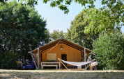 Safari telt Villatent Nomad med hængekøje ved Camping La Bretonnière i Frankrig, omgivet af træer.