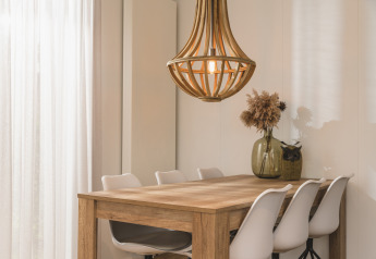 Heldere, moderne eetkamer in Forest Lodge, Vakantiepark Hölte in Nederland, met houten tafel en stoelen.