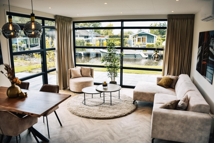 Modernes Wohnzimmer in der Villa Nautica im MarinaPark Residentie Nieuw Loosdrecht mit Kanalblick.