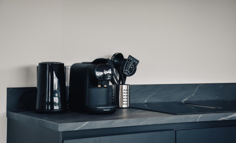 Moderne keuken met koffiezet, waterkoker en gerei in Villa Nautica, MarinaPark Nieuw Loosdrecht.