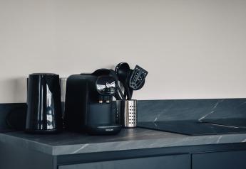 Moderne køkkenbordplade med kaffemaskine, elkedel og køkkenredskaber i Villa Nautica, MarinaPark Nieuw Loosdrecht.