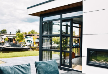 Terrasse moderne à la Villa Nautica du MarinaPark Nieuw Loosdrecht aux Pays-Bas, table et fauteuils d'extérieur.