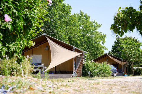 Safaritenten bij Villatent Nomad op Camping Les Bois du Bardelet in Frankrijk, omgeven door natuur.
