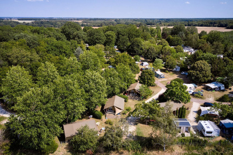Luchtfoto van de safari tent Villatent Nomad op Camping Les Bois du Bardelet in Frankrijk, tussen het groen.