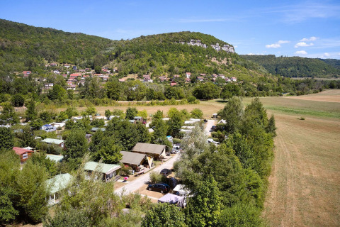 Luchtfoto van een Villatent Nomad safaritent op Camping La Roche d’Ully in Frankrijk, tussen groene heuvels.