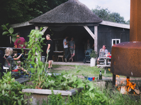 Menschen entspannen und unterhalten sich im Feather Down De Lange Weide Ferienpark in Drenthe, Niederlande.
