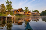 Tiendas safari junto al lago en Holiday Park Eigen Wijze, Países Bajos, vistas desde una canoa en el agua.