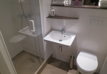 Modernes Badezimmer im Safarizelt mit Dusche, Waschbecken und WC im Holiday park Eigen Wijze, Niederlande.