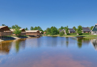 Tiendas safari y tiendas glamping junto a un lago en el parque vacacional Eigen Wijze en los Países Bajos.