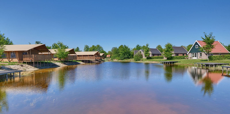 Safari-Zelte und luxuriöse Glamping-Zelte am See im Ferienpark Eigen Wijze in den Niederlanden.