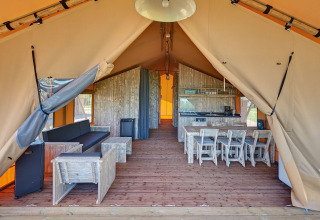 Vue intérieure d'une tente safari avec meubles en bois rustique au Holiday park Eigen Wijze aux Pays-Bas.
