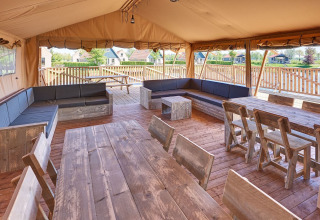 Grupo de tiendas safari con muebles de madera en Holiday park Eigen Wijze, Países Bajos.
