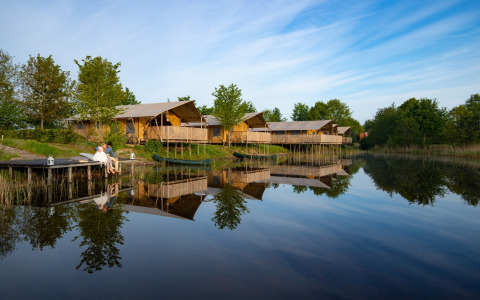 Tente safari de groupe et quatre tentes glamping de luxe au bord du lac à Holiday park Eigen Wijze, Pays-Bas.