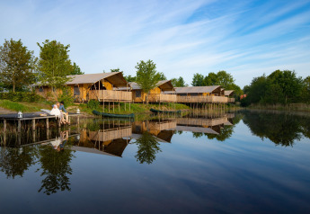 Tenda safari di gruppo e quattro lussuose tende glamping sul lago a Holiday park Eigen Wijze, Paesi Bassi.
