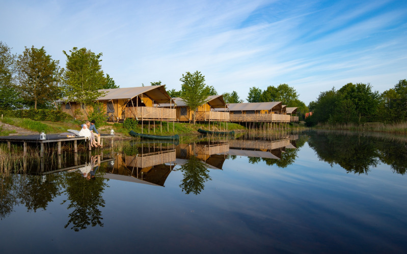 Safari-Gruppenzelt und vier luxuriöse Glamping-Zelte am See im Ferienpark Eigen Wijze, Niederlande.