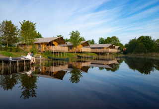Safari-Gruppenzelt und vier luxuriöse Glamping-Zelte am See im Ferienpark Eigen Wijze, Niederlande.