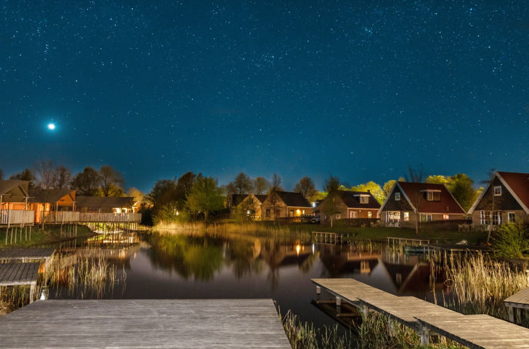 Sternklare Nacht am See mit einem Safarizelt und luxuriösen Glampingzelten im Ferienpark Eigen Wijze.
