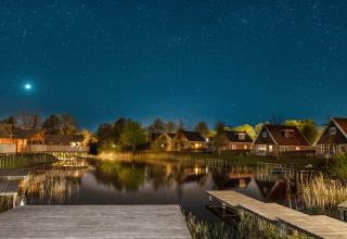 Nuit étoilée au bord du lac avec tente safari de groupe et tentes glamping de luxe à Holiday park Eigen Wijze, Pays-Bas.