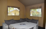 Innenraum eines Comfort Safari-Zeltes auf Camping 't Veld in den Niederlanden mit Sofaecke.