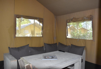 Innenraum eines Comfort Safari-Zeltes auf Camping 't Veld in den Niederlanden mit Sofaecke.