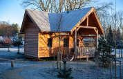 Houten lodge Heydehuis bij Sandberghe in Nederland, omgeven door een winters, berijpt landschap.
