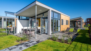 Modernes Tiny House Knilles bei Tusken de Marren in den Niederlanden mit Terrasse und Garten.