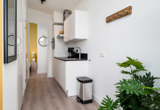 Modernes, kleines Kücheninterieur in einem Tiny House bei Knilles, Tusken de Marren, Niederlande.