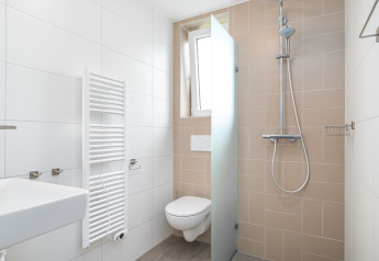 Modern compacte badkamer in Knilles, Tusken de Marren, Nederland, met douche en hangend toilet.