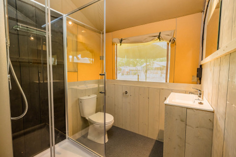 Modernes Badezimmer in einem Safarizelt bei Stuuflodge, Kampeerdorp de Zandstuve, Niederlande.