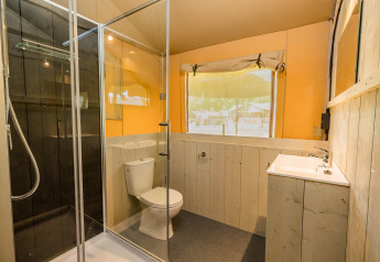 Modernes Badezimmer in einem Safarizelt bei Stuuflodge, Kampeerdorp de Zandstuve, Niederlande.