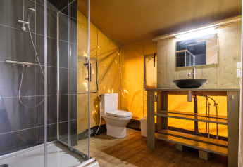 Badezimmer im Safari-Zelt mit Dusche, Toilette und Waschbecken im Kampeerdorp de Zandstuve, Niederlande.