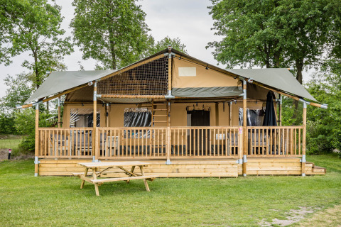 Stuuflodge DeLuxe safari tent at Kampeerdorp de Zandstuve in the Netherlands, a luxury glamping accommodation.