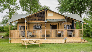 Stuuflodge DeLuxe safaritent bij Kampeerdorp de Zandstuve, een luxe glampingverblijf in Nederland.