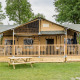 Stuuflodge DeLuxe safari-telt ved Kampeerdorp de Zandstuve, udendørs glampingindkvartering i Holland.