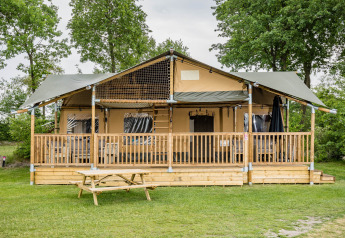 Tienda safari Stuuflodge DeLuxe en Kampeerdorp de Zandstuve, alojamiento de lujo al aire libre en Países Bajos.